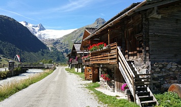 The traditional Alpine village of Innergschlöß with views to the Großvenediger (3674m)