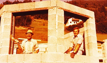 Der Erker steht - im Bild Friedl Ganzer mit seinem Vater Eduard Ganzer