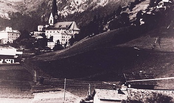The originally almost unspoilt  Pfarranger with views to the church in Matrei - in the foreground the since torn-downLichtackerer Hof