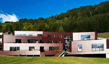 Die Design-Appartements von SUN Matrei in Osttirol sind im Herbst 2007 zumindest von außen fertig