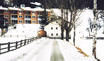 Die noch nicht verputzten Appartements im Winter 1996 mit der Lichtackererhaus im Vordergrund
