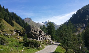 Eingebettet in eine Felshöhle - die Felsenkapelle im Gschlößtal in Matrei in Osttirol