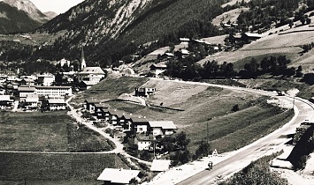 Nach der Hochwasserkatastrophe 1965 und 1966 entstehen die ersten Häuser am Pfarrangerweg - auch die Felbertauernstrasse entsteht